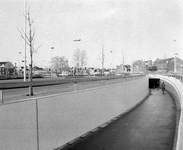 855448 Gezicht in de fietstunnel onder het Westplein te Utrecht uit het zuiden, met op de achtergrond rechts huizen aan ...